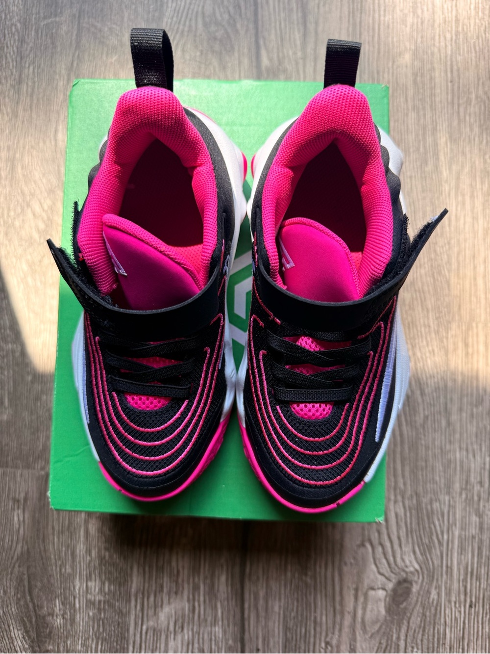 Nike Kids Sneakers in Hot Pink and Black